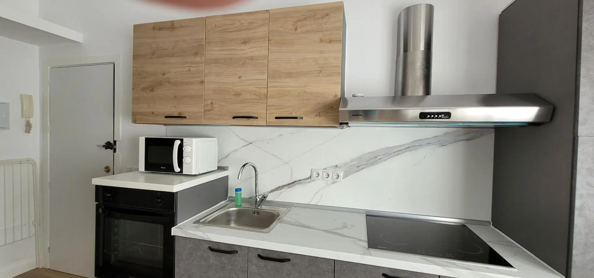 Estudio En Torremolinos - La Carihuela - Wifi 365 Mbps - Fire Stick Amazon - Playa A 50 Metros Appartement